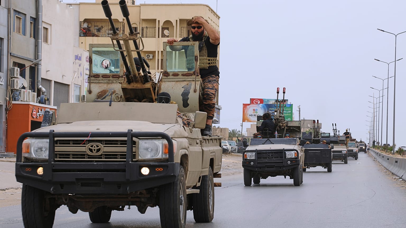 Vehículos blindados libios patrullan tras enfrentamientos entre milicias fuertemente armadas en Trípoli, Libia, el miércoles 14 de mayo de 2025.