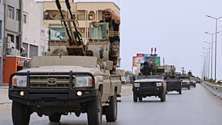 Vehículos blindados libios patrullan tras enfrentamientos entre milicias fuertemente armadas en Trípoli, Libia, el miércoles 14 de mayo de 2025.