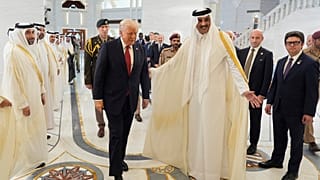 أمير قطر الشيخ تميم بن حمد آل ثاني يستقبل الرئيس دونالد ترامب خلال مراسم استقبال رسمية في الديوان الأميري بالدوحة، قطر، يوم الأربعاء، 14 مايو 2025.