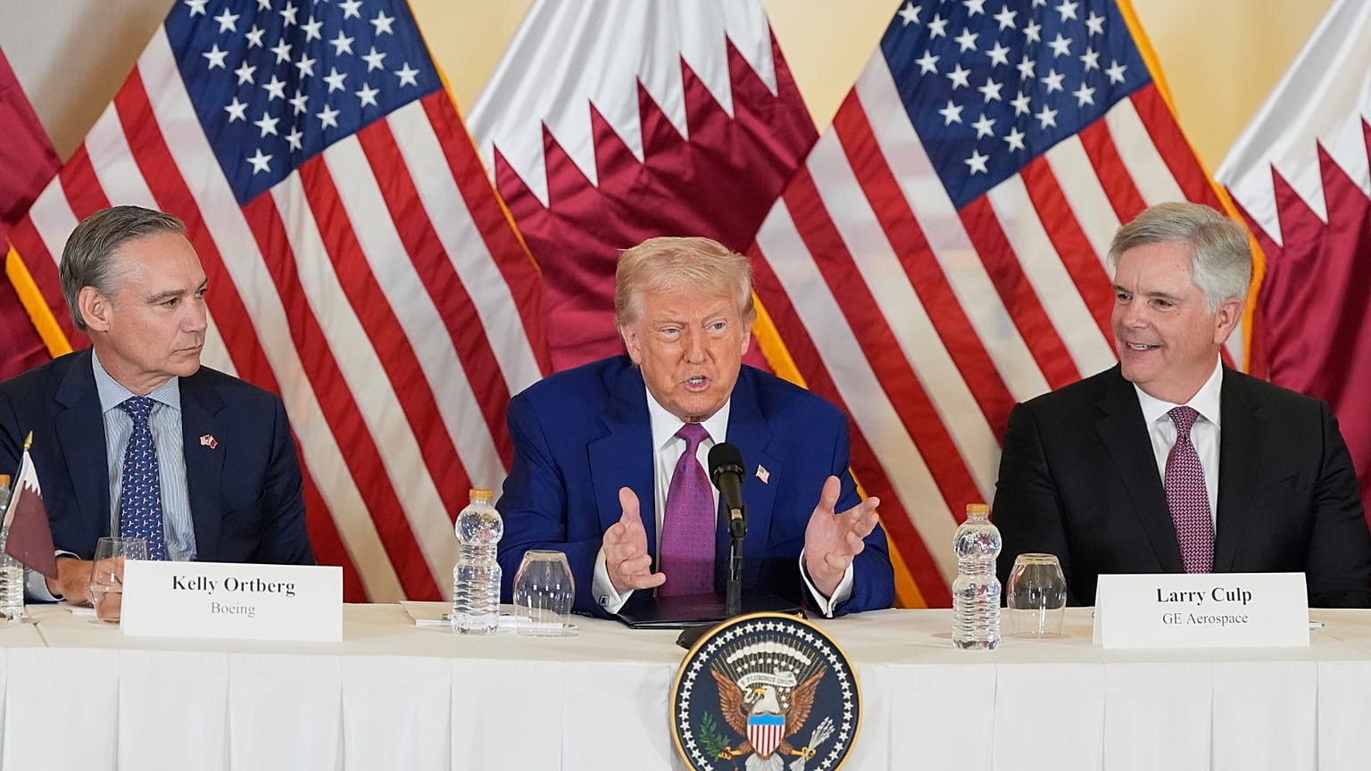 Başkan Donald Trump, 15 Mayıs 2025 Perşembe günü yapılan bir toplantı sırasında Boeing Başkanı ve CEO'su Kelly Ortberg, solda ve GE Havacılık CEO'su Larry Culp arasında otururken konuşuyor.