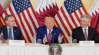 Başkan Donald Trump, 15 Mayıs 2025 Perşembe günü yapılan bir toplantı sırasında Boeing Başkanı ve CEO'su Kelly Ortberg, solda ve GE Havacılık CEO'su Larry Culp arasında otururken konuşuyor.
