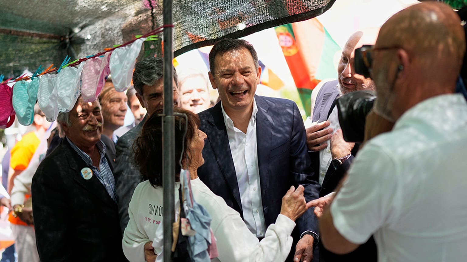 Luís Montenegro durante uma arruada em Sintra