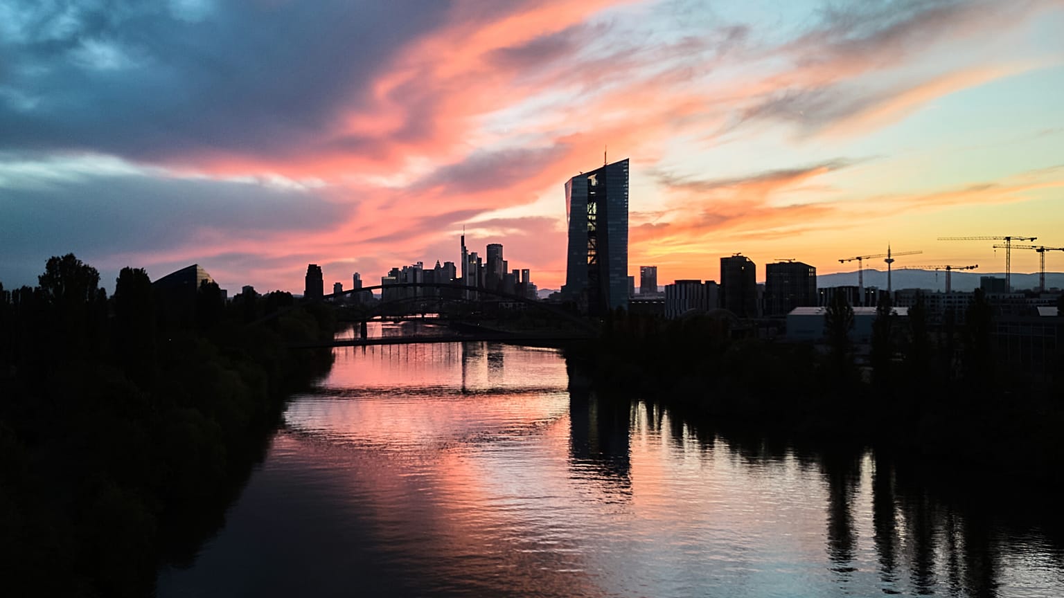 Güneş, Almanya'nın Frankfurt kentinde, ön plandaki Avrupa Merkez Bankası binasının arkasında batıyor. 26 Nisan 2025.