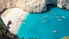 Zakynthos ist berühmt für seine Schiffswracks am Strand.