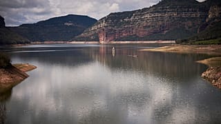 Vista del bacino di Sau, a circa 100 km a nord di Barcellona, a Vilanova de Sau, in Spagna.