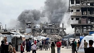 CAPTURA - Momento del ataque aéreo israelí sobre un edificio en Jabaliya, en la Franja de Gaza, captado por la cámara