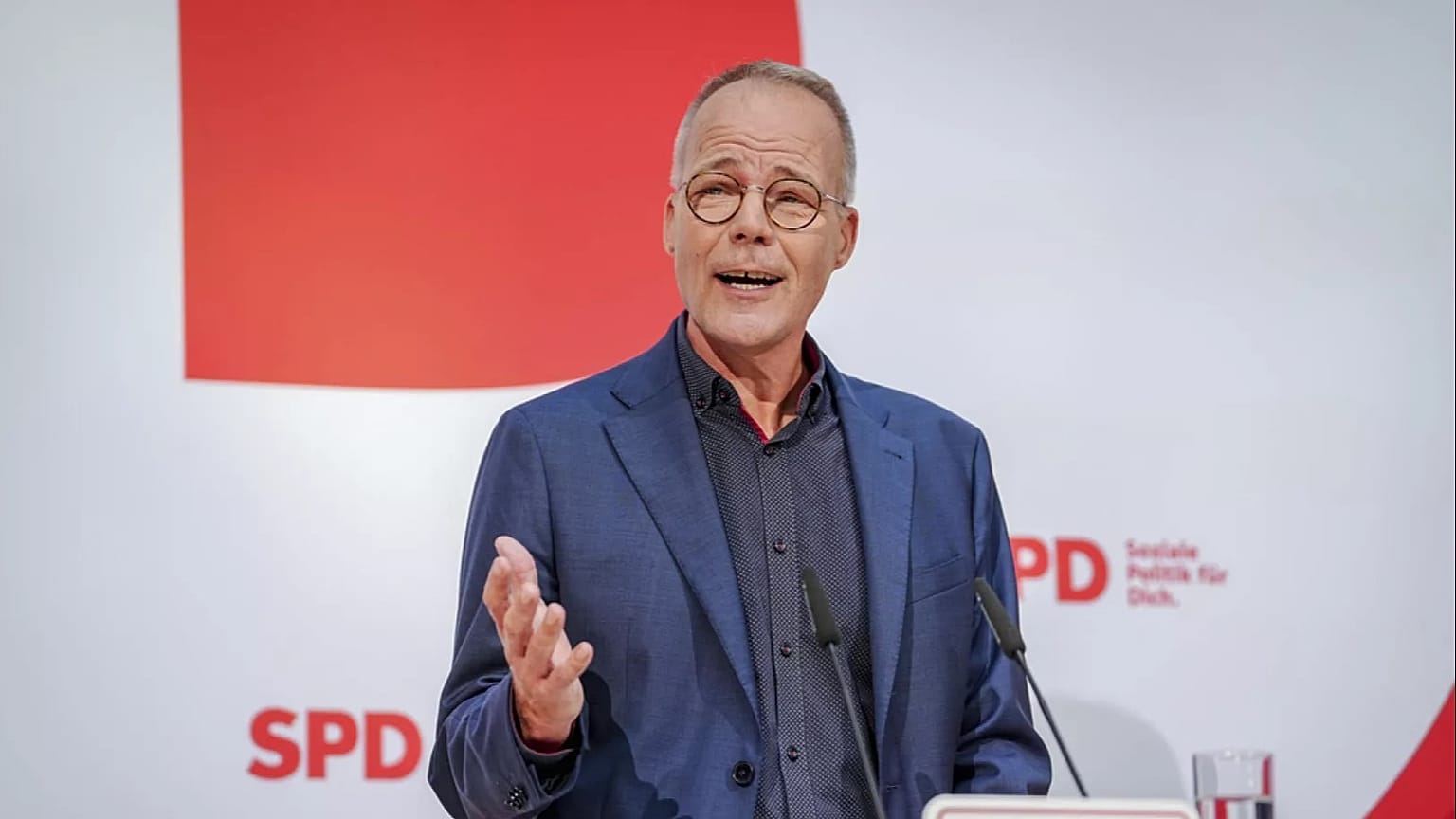 Matthias Miersch spricht bei seiner Vorstellung als neuer SPD-Generalsekretär während einer Pressekonferenz in der Parteizentrale in Berlin, Deutschland, 8. Oktober 2025