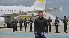 Zelenszkij ukrán elnök újságírókhoz beszél az ankarai repülőtéren