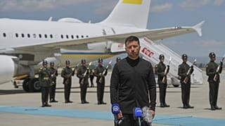 Zelenszkij ukrán elnök újságírókhoz beszél az ankarai repülőtéren