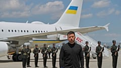 O Presidente ucraniano Volodymyr Zelenskyy fala com os jornalistas à chegada ao aeroporto de Esenboga em Ancara, Turquia, quinta-feira, 15 de maio de 2025