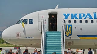 Ukrainian President Volodymyr Zelenskyy walks down the stairs from his plane upon his arrival at Esenboga airport in Ankara, 15 May 2025