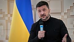 Der ukrainische Präsident Wolodymyr Selenskyj spricht mit Journalisten in der ukrainischen Botschaft in Ankara, Türkei, Donnerstag, 15. Mai 2025. 