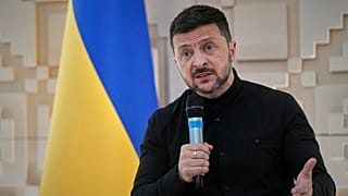 Der ukrainische Präsident Wolodymyr Selenskyj spricht mit Journalisten in der ukrainischen Botschaft in Ankara, Türkei, Donnerstag, 15. Mai 2025.