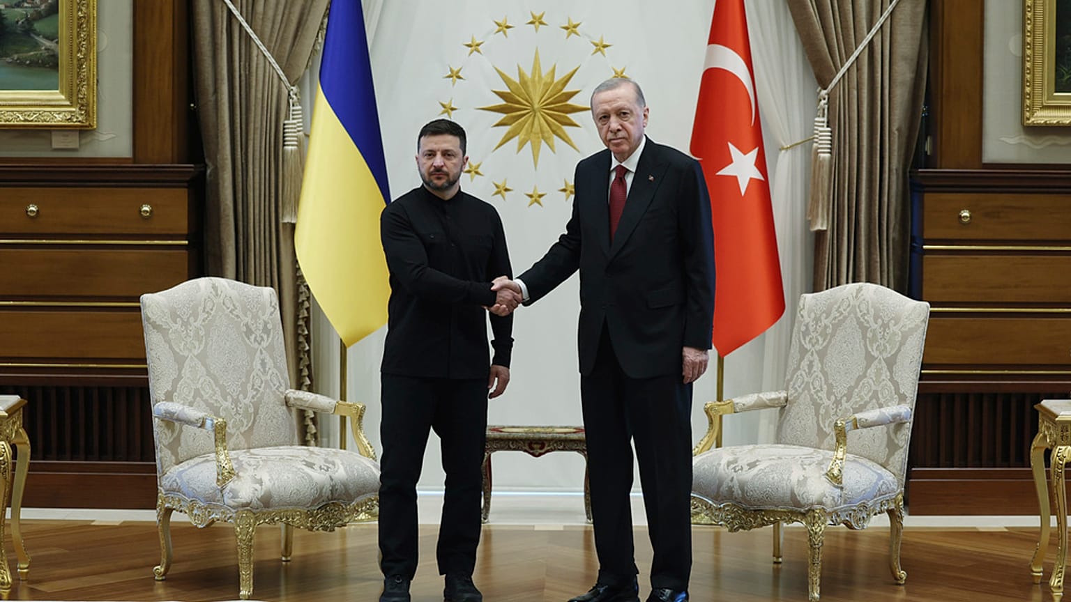 Il presidente turco Recep Tayyip Erdogan e l'omologo ucraino Volodymyr Zelensky durante il loro incontro al palazzo presidenziale di Ankara, 15 maggio 2025 