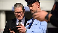 O primeiro-ministro britânico Keir Starmer fala com um operador de drones no porto de ferries de Tirana, na Albânia, a 15 de maio de 2025. 