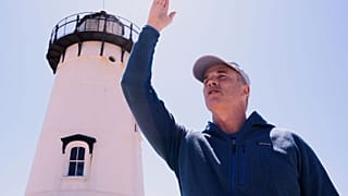 El nadador de resistencia Lewis Pugh señala el lugar donde comenzará su travesía a nado alrededor de la isla de Martha's Vineyard, que durará 12 días.