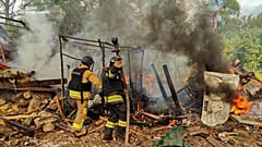 Fornecido pelo Serviço de Emergência da Ucrânia - bombeiros extinguem um incêndio após um ataque aéreo russo na aldeia de Bilopillya, na região de Sumy, Ucrânia, 14.05.2025