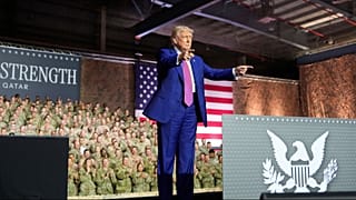 El presidente Donald Trump gesticula tras hablar en la base aérea de Al Udeid, el jueves 15 de mayo de 2025, en Doha, Catar