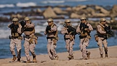 Eine Einheit der spanischen Marine nimmt am 28. März 2025 an der NATO-Marineübung Dynamic Mariner/Flotex-25 in Barbate, Südspanien, teil.