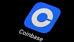 أيقونة تطبيق شركة "كوين بايس" على شاشة هاتف ذكي عام 2023 