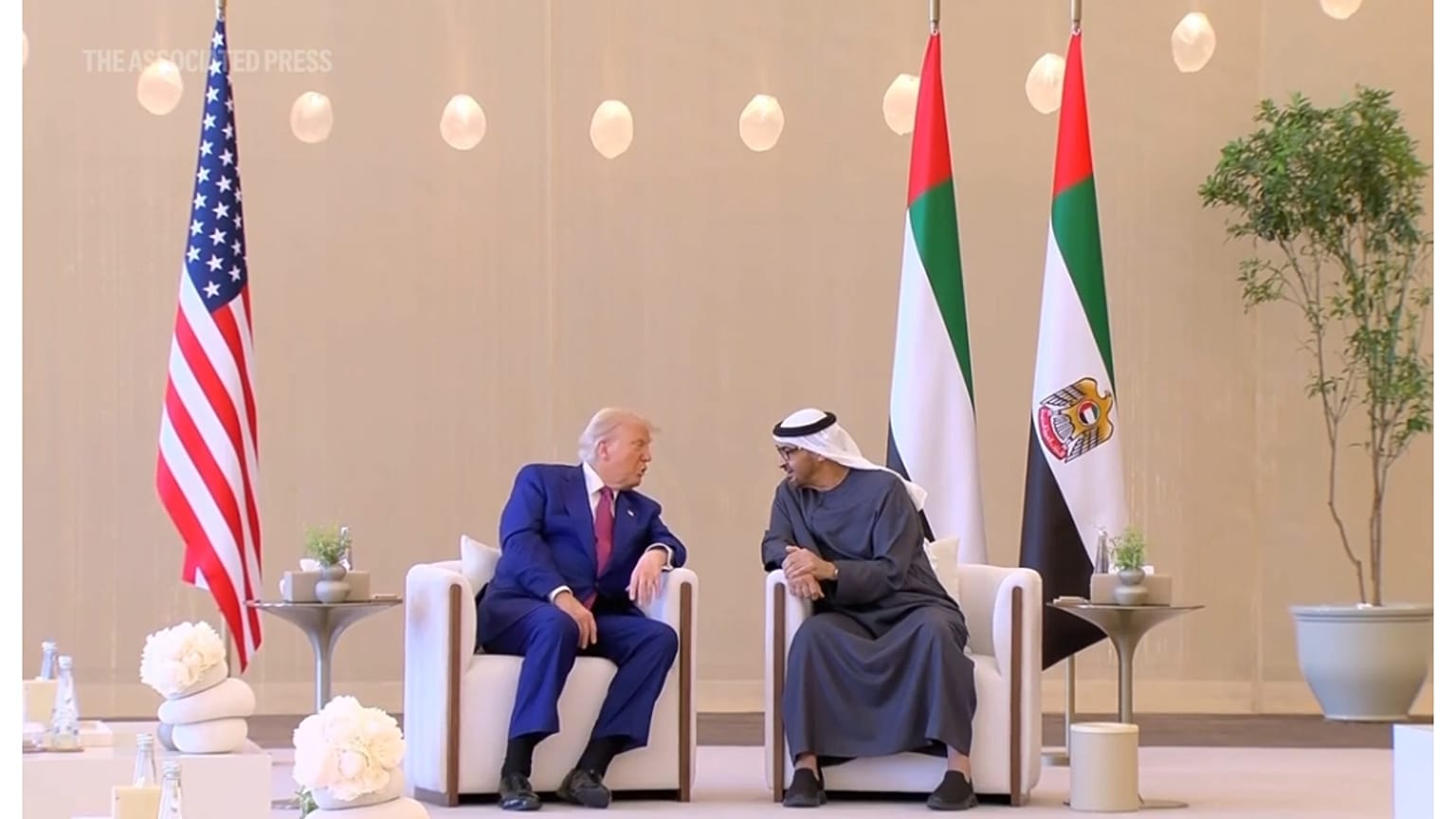 ترامب وبن زايد في أبو ظبي.