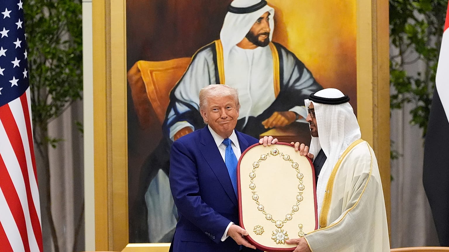 Le président américain Donald Trump reçoit la plus haute distinction civile des Émirats arabes unis des mains du président Mohammed bin Zayed Al Nahyan, jeudi 15 mai 2025.