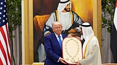 Le président américain Donald Trump reçoit la plus haute distinction civile des Émirats arabes unis des mains du président Mohammed bin Zayed Al Nahyan, jeudi 15 mai 2025.