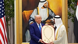Le président américain Donald Trump reçoit la plus haute distinction civile des Émirats arabes unis des mains du président Mohammed bin Zayed Al Nahyan, jeudi 15 mai 2025.