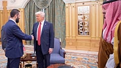 الرئيس السوري المؤقت أحمد الشرع يصافح الرئيس الأمريكي دونالد ترامب في الرياض، المملكة العربية السعودية، الأربعاء، 14 مايو/أيار 2025.