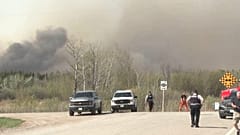 Behörden patrouillieren in einem Gebiet in der zentralkanadischen Provinz Manitoba, in dem ein gewaltiges Lauffeuer ausgebrochen ist, bei dem zwei Menschen ums Leben kamen, Lac de Bonnet, Manitoba, Kanada, 15. Mai 2025