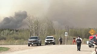 A hatóságok járőröznek a közép-kanadai Manitoba tartományban, ahol hatalmas erdőtűz tört ki, amely két ember halálát okozta, Lac de Bonnet, Manitoba, Kanada, 2025. május 15.