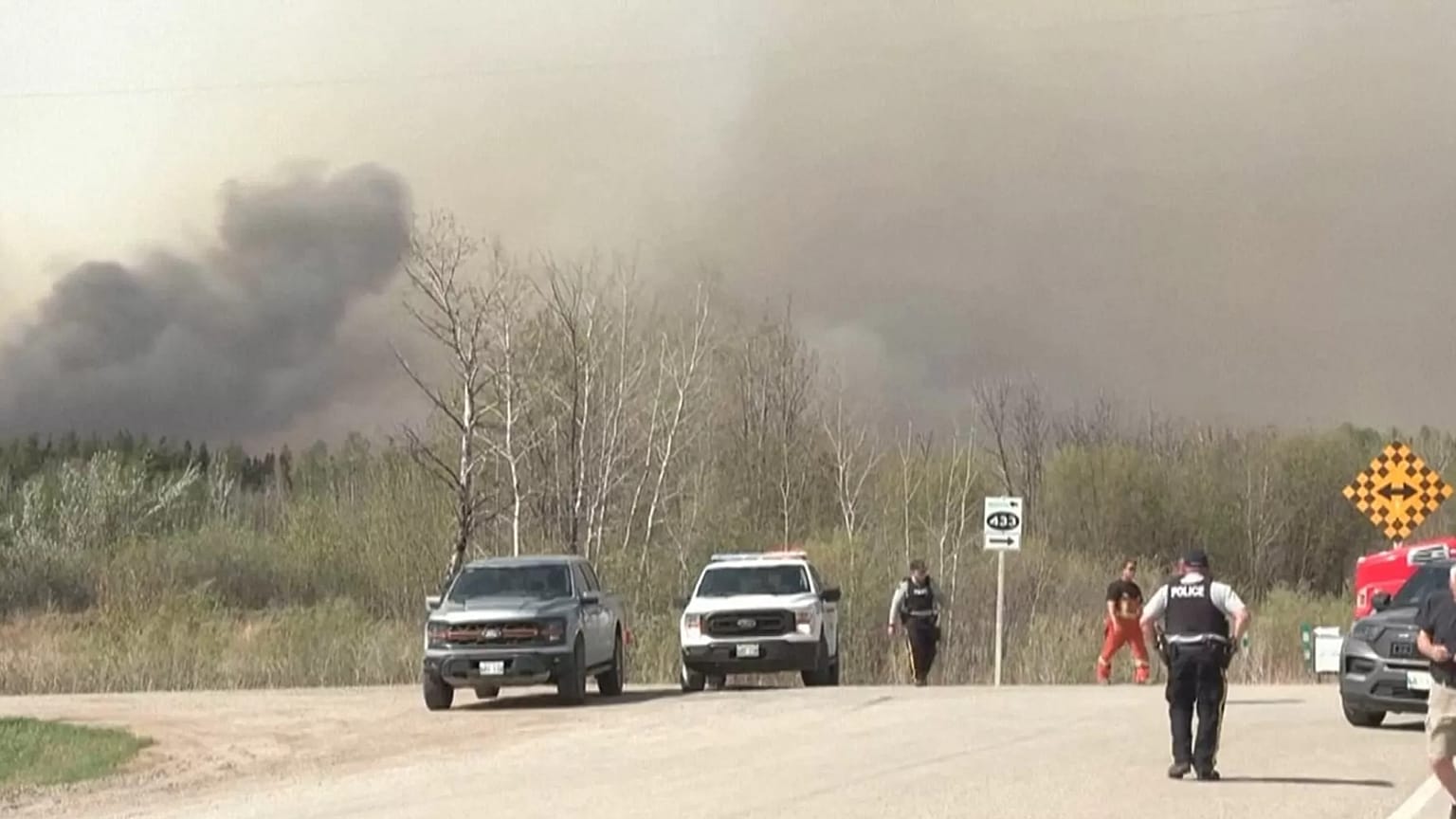 Les autorités patrouillent dans la province du Manitoba, où un gigantesque incendie s'est déclaré, tuant deux personnes, à Lac-de-Bonnet, au Canada, le jeudi 15 mai 2025