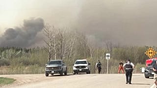Les autorités patrouillent dans la province du Manitoba, où un gigantesque incendie s'est déclaré, tuant deux personnes, à Lac-de-Bonnet, au Canada, le jeudi 15 mai 2025