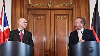 Ο Γερμανός υπουργός Άμυνας Μπόρις Πιστόριους και ο Βρετανός ομόλογός του Τζον Χίλι απευθύνονται στα μέσα ενημέρωσης κατά τη διάρκεια κοινής συνέντευξης Τύπου στο Βερολίνο, Γερμανία, Πέμπτη 15 Μαΐου 2025.