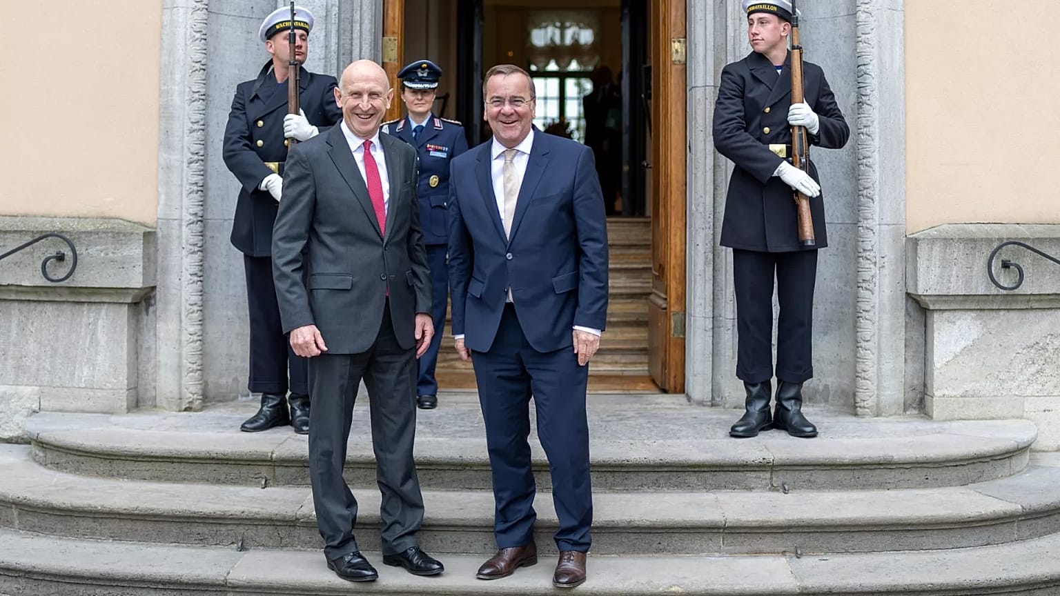 Deutschlands Verteidigungsminister Pistorius mit seinem britischen Amtskollegen John Healey.