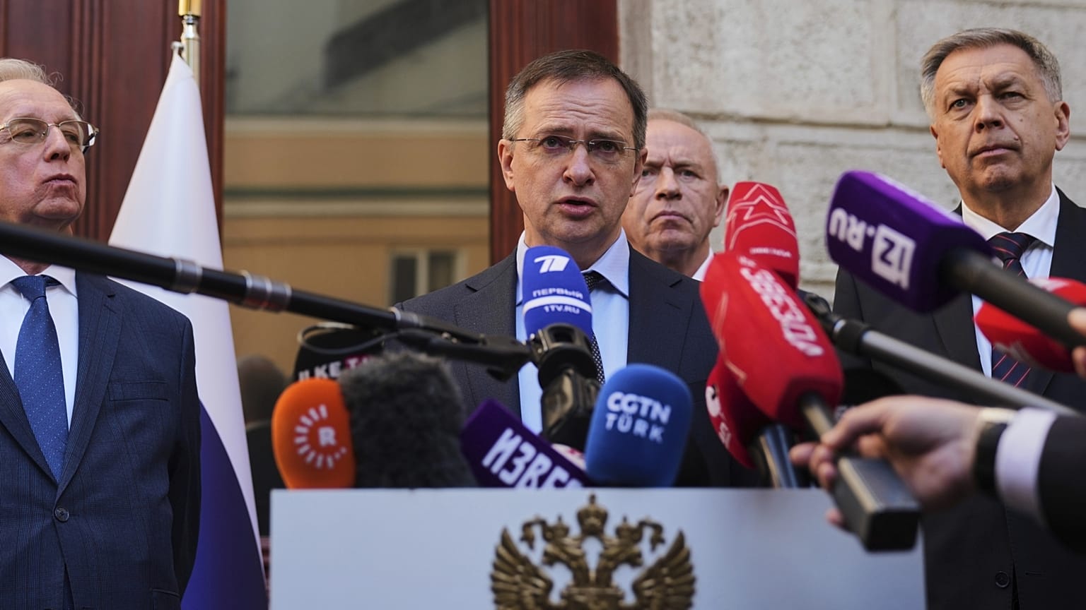 Vlagyimir Medinszkij, az orosz delegáció vezetője Isztambulban