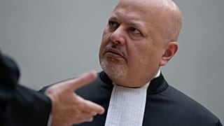Il procuratore capo della Cpi, Karim Khan, prima di un'udienza all'Aia lo scorso 14 marzo 