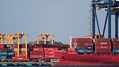 Kontenerowiec zadokowany w terminalu towarowym w Tokio. 9 kwietnia 2025 r.