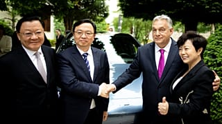 Vang Vej-csung, a kínai Kuangtung tartomány kormányzója, Vang Csuan-fu, a BYD vállalat elnök-vezérigazgatója, Orbán Viktor és Stella Li, a BYD alelnöke