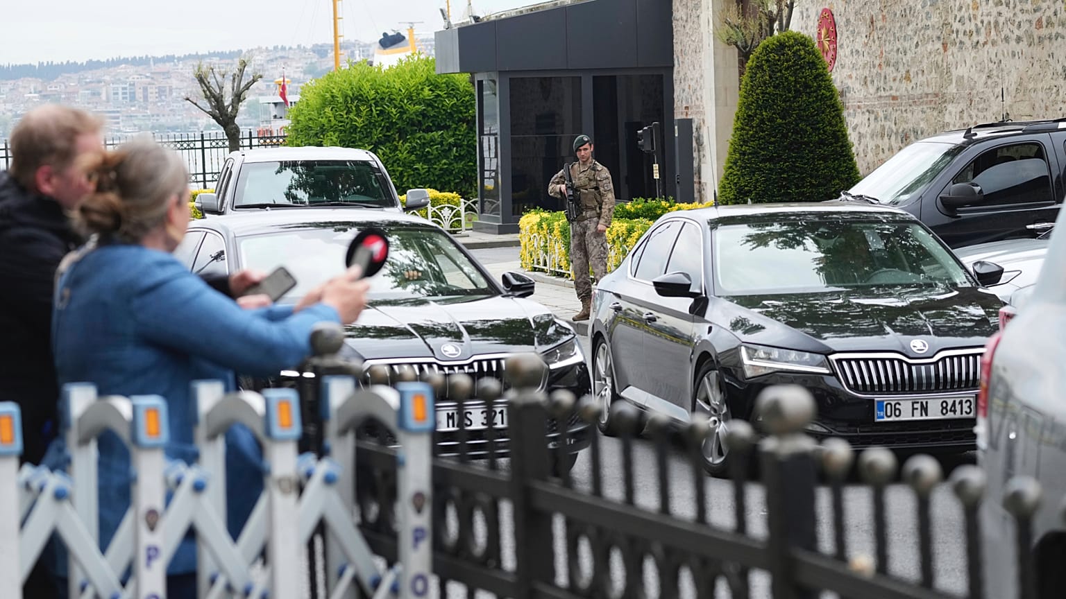 Des véhicules commencent à arriver devant une porte avant les discussions prévues entre les délégations russes et ukrainiennes au Palais de Dolmabahçe, à Istanbul, le 16 mai.