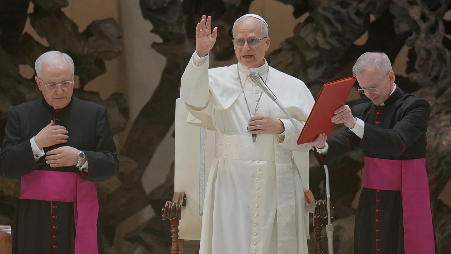 Papież Leon XIV spotyka się z przedstawicielami mediów w Auli Pawła VI w Watykanie, 12 maja 2025 r.