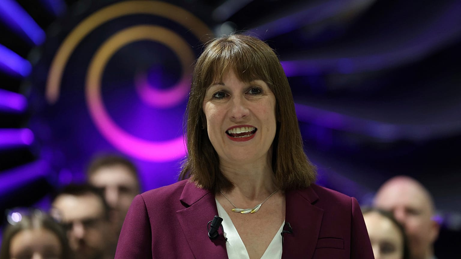İngiltere Maliye Bakanı Rachel Reeves 15 Mayıs 2025 Perşembe günü İngiltere'nin Derby kentindeki Rolls-Royce fabrikasında.