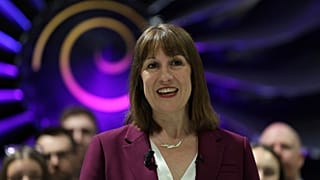 İngiltere Maliye Bakanı Rachel Reeves 15 Mayıs 2025 Perşembe günü İngiltere'nin Derby kentindeki Rolls-Royce fabrikasında.