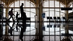 Ταξιδιώτες περπατούν κατά μήκος μιας αίθουσας στο Εθνικό Αεροδρόμιο Reagan, στο Άρλινγκτον της Βιρτζίνια. 19 Ιουλίου 2024.