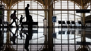 Ταξιδιώτες περπατούν κατά μήκος μιας αίθουσας στο Εθνικό Αεροδρόμιο Reagan, στο Άρλινγκτον της Βιρτζίνια. 19 Ιουλίου 2024.