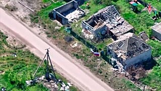 Видео пресс-службы Минобороны РФ: российский флаг на улице села Торское Донецкой области Украины , 15 мая 2025 г.