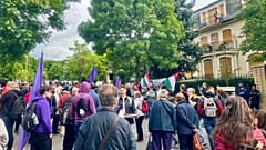 Demonstranten vor dem Büro des Amtes für Souveränitätsschutz in der Sánc-Straße am 16. Mai 2025 