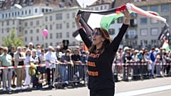 متظاهرة ترفع العلم الفلسطيني خلال حفل افتتاح النسخة التاسعة والستين من مسابقة الأغنية الأوروبية (يوروفيجن) في بازل، سويسرا، يوم الأحد، 11 مايو 2025