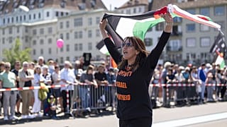 متظاهرة ترفع العلم الفلسطيني خلال حفل افتتاح النسخة التاسعة والستين من مسابقة الأغنية الأوروبية (يوروفيجن) في بازل، سويسرا، يوم الأحد، 11 مايو 2025