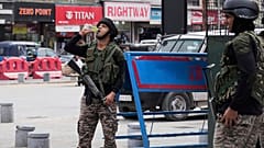 جندي هندي يشرب الماء أثناء حراسه بعد أن أبلغت الهند وباكستان عن عدم وقوع حوادث إطلاق نار بين عشية وضحاها ، في سريناغار ، التي تسيطر عليها الهند كشمير الاثنين 12 مايو 2025.